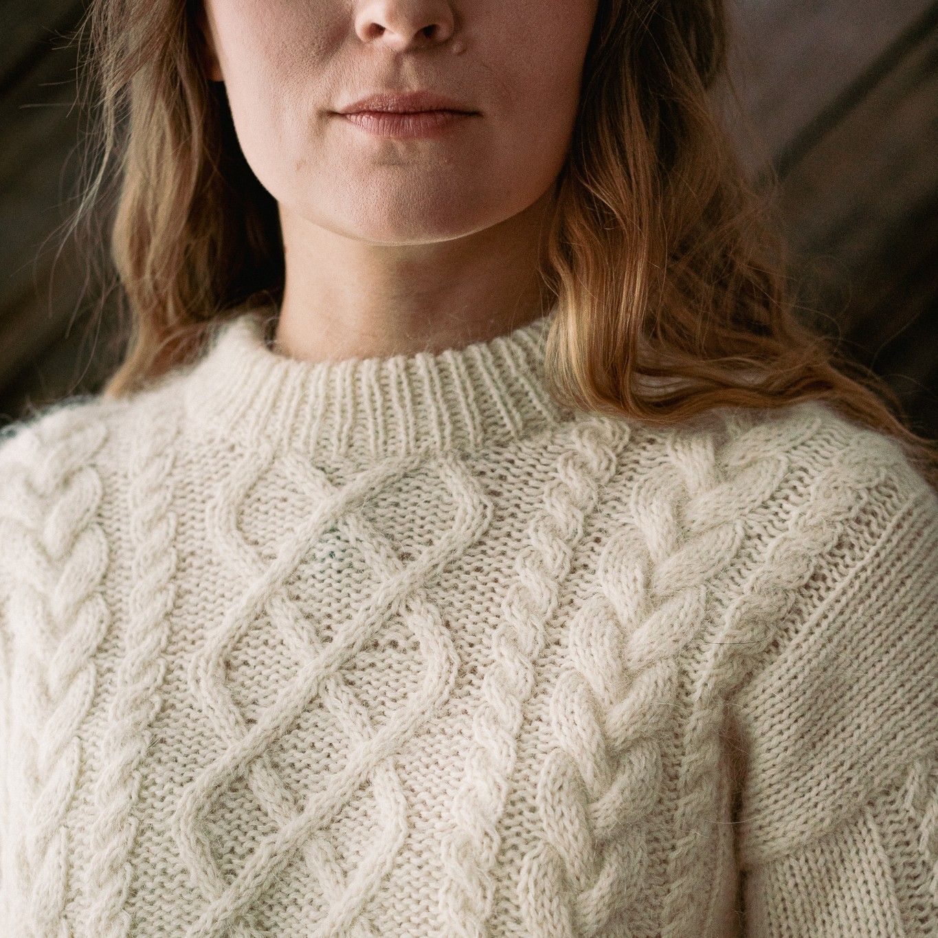 hobbii-anleitungen-soft-frost-pullover-strickanleitung-pdf-zopfmuster image 3