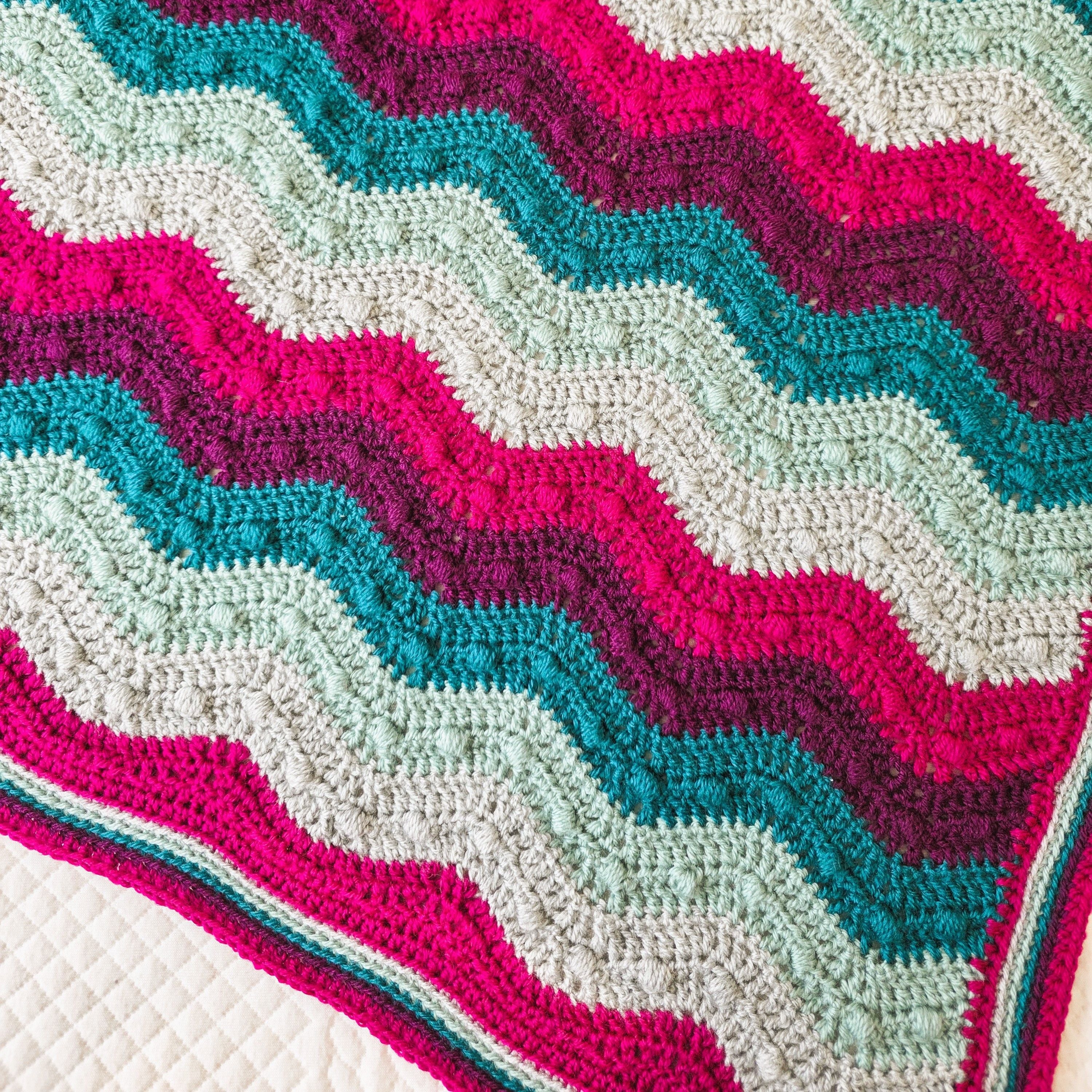 hobbii-gentle-ripples-bobble-decke-h-kelanleitung-bunt image 4