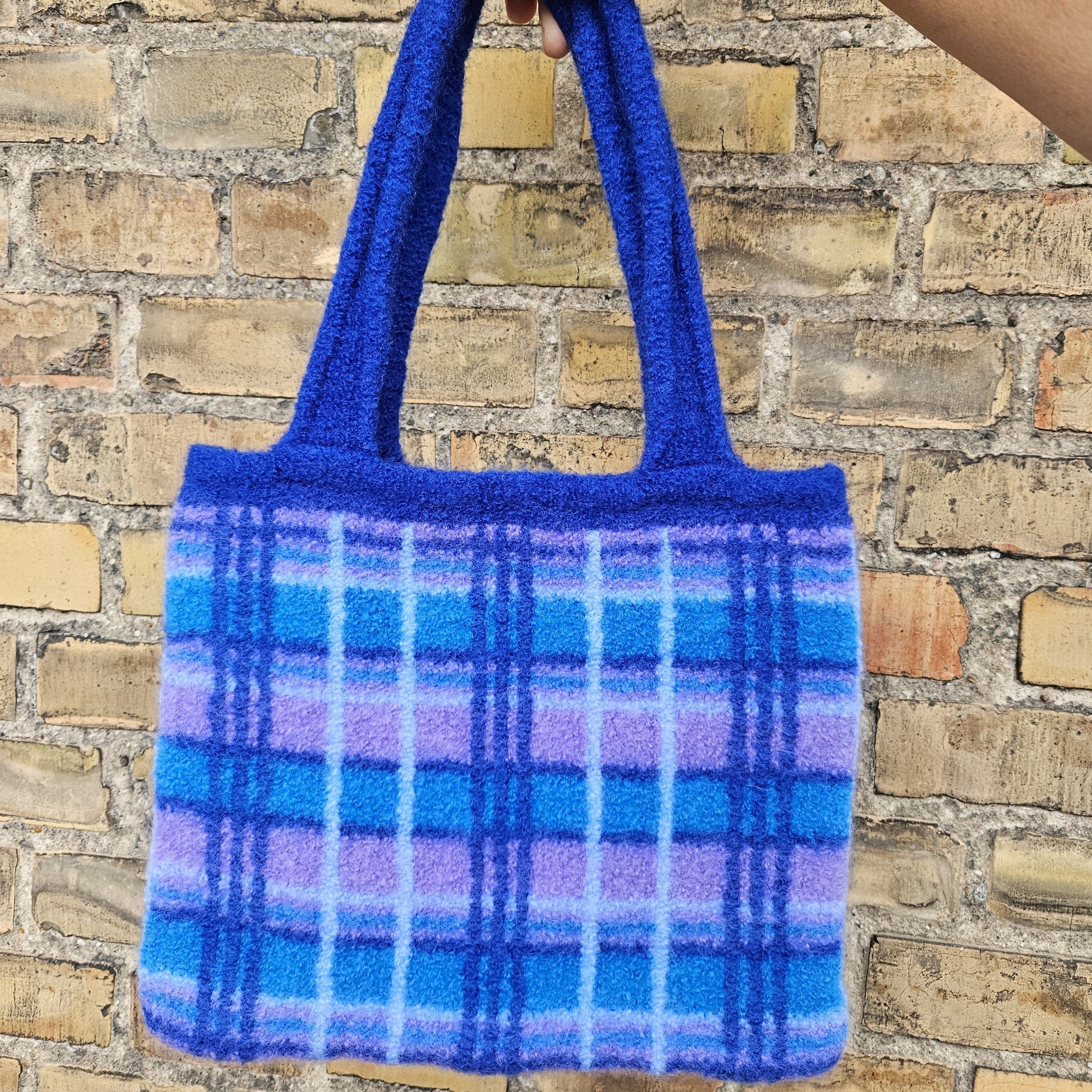 hobbii-anleitungen-f-r-alltag-und-fest-gefilzte-tasche-strickanleitung image 4