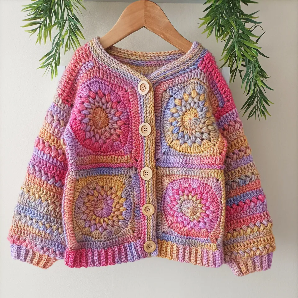 hobbii-anleitungen-dahlia-kinder-cardigan-h-kelanleitung-granny-squares image 1