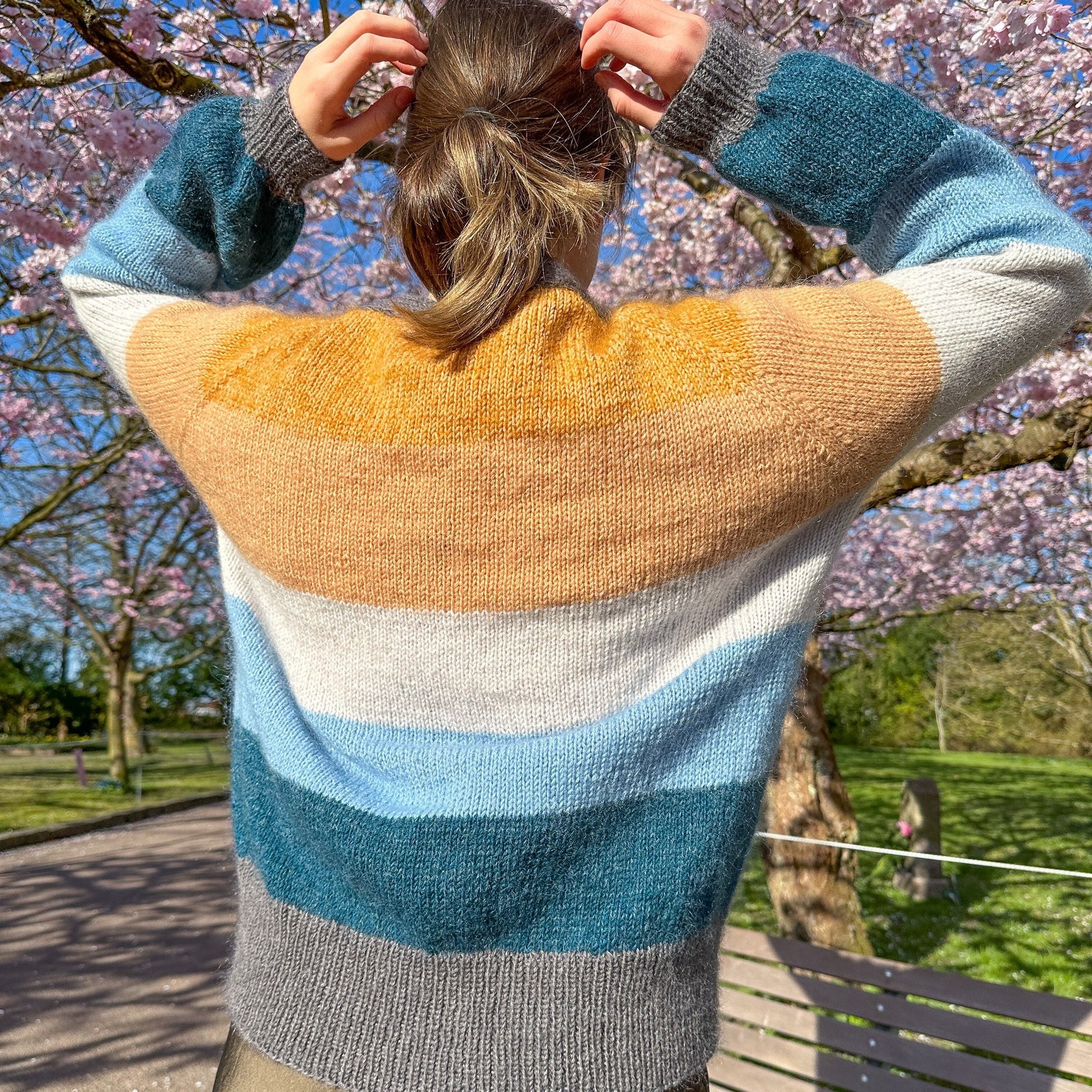 hobbii-anleitungen-brede-striber-kurzer-cardigan-strickanleitung-pdf-m-streifen image 3