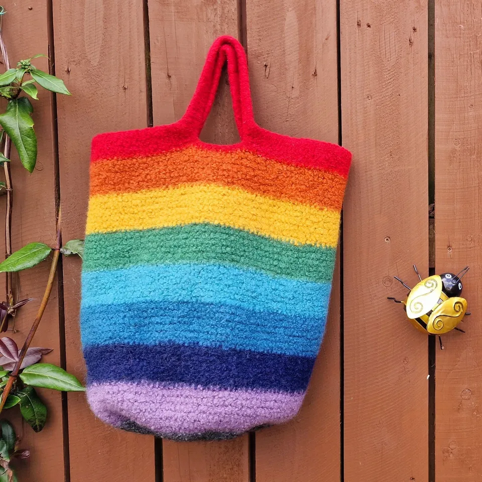 hobbii-rainbow-stripes-filztasche-h-kelanleitung-pdf-one-size image 1