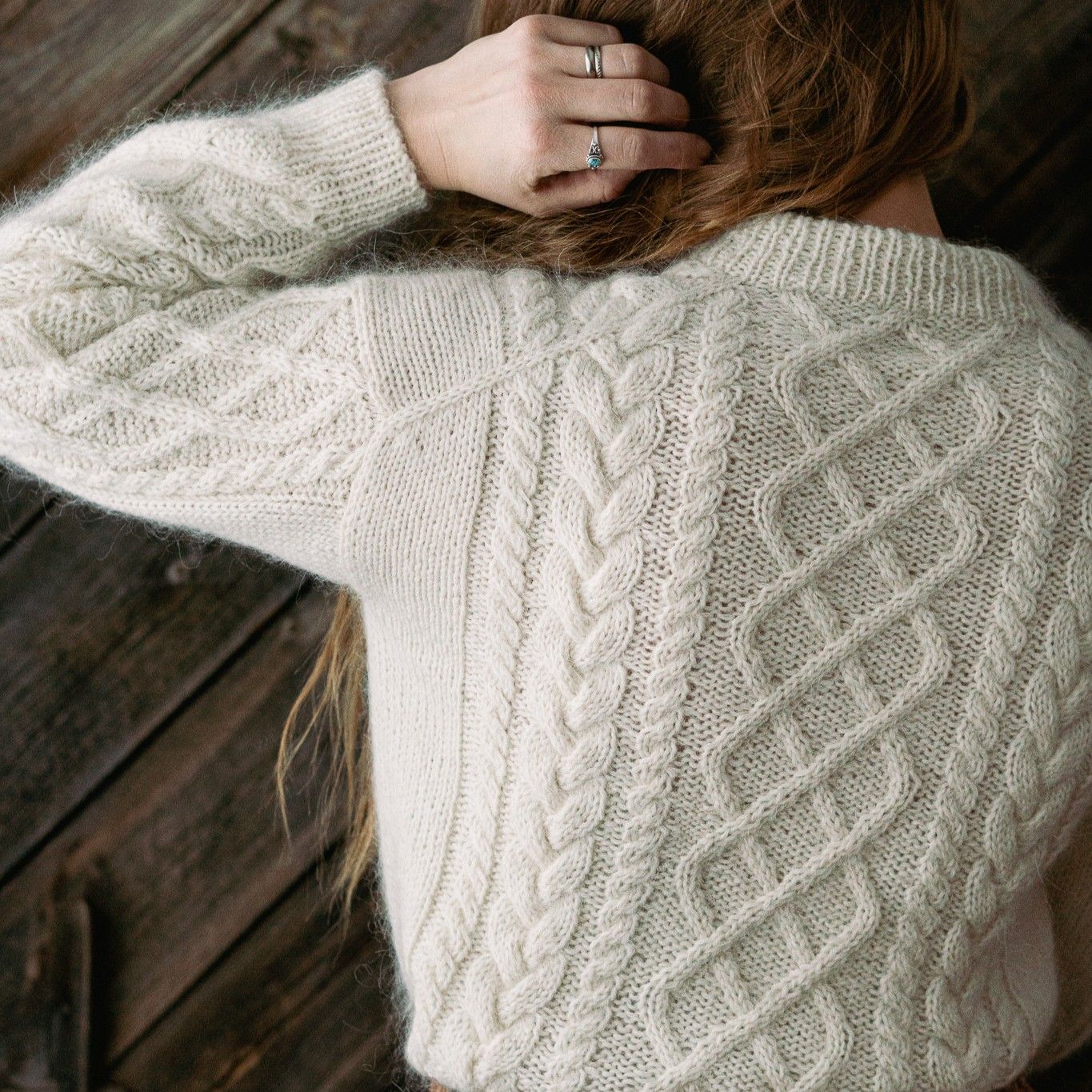 hobbii-anleitungen-soft-frost-pullover-strickanleitung-pdf-zopfmuster image 4