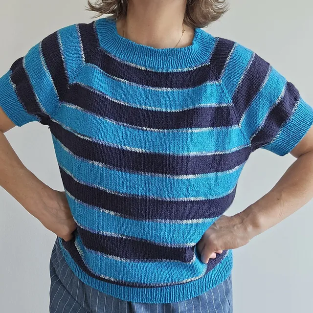hobbii-sommer-striber-t-shirt-strickanleitung-xs-2xl-pdf image 1