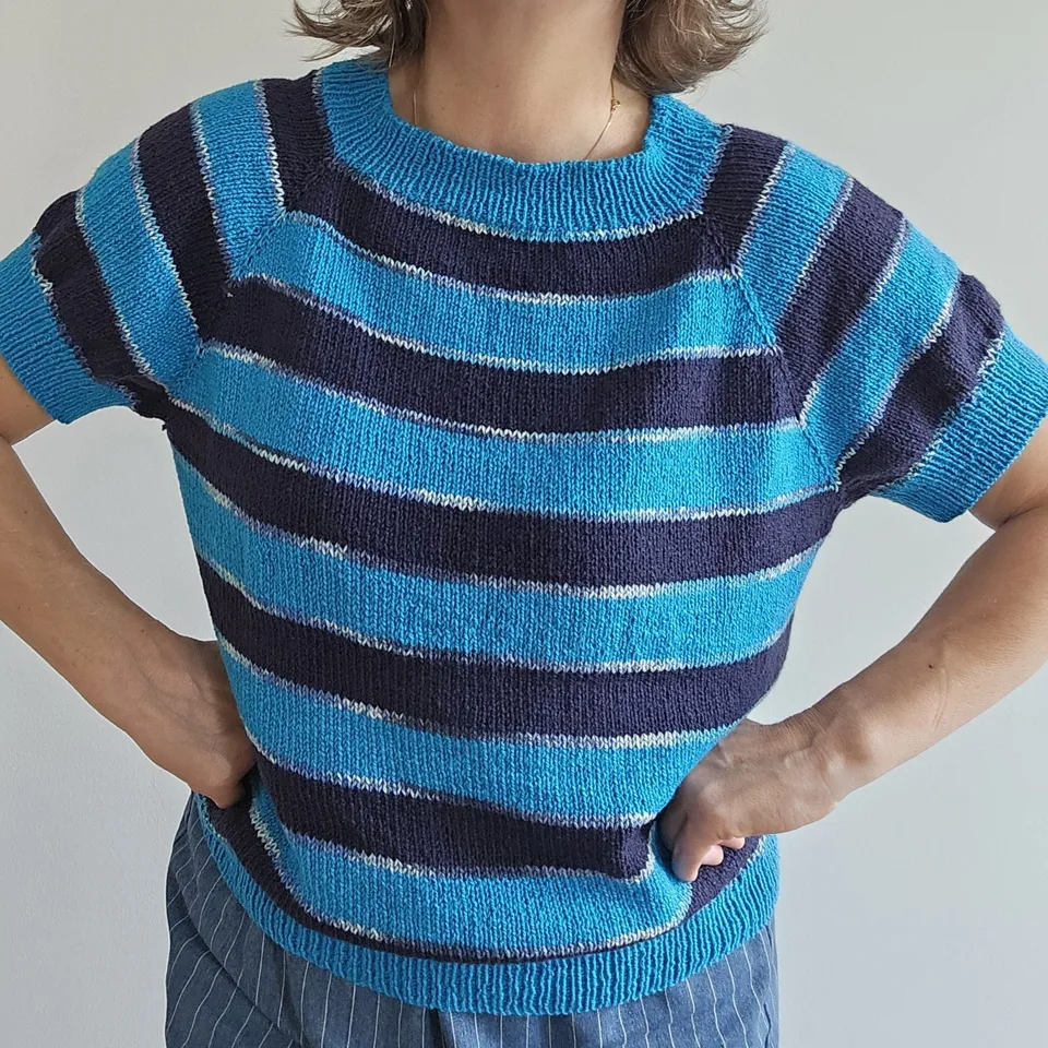 hobbii-sommer-striber-t-shirt-strickanleitung-xs-2xl-pdf image 1