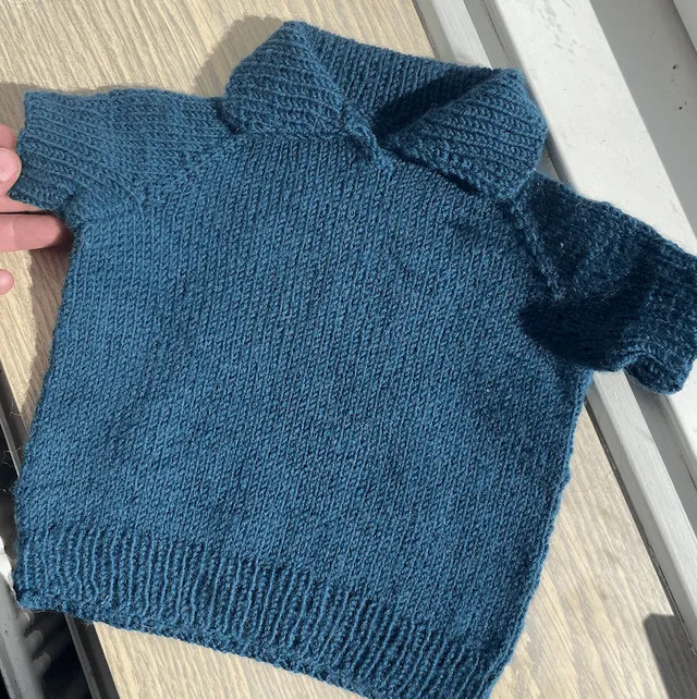 hobbii-anleitungen-easy-polo-tee-baby-strickanleitung-0-2-monate image 1