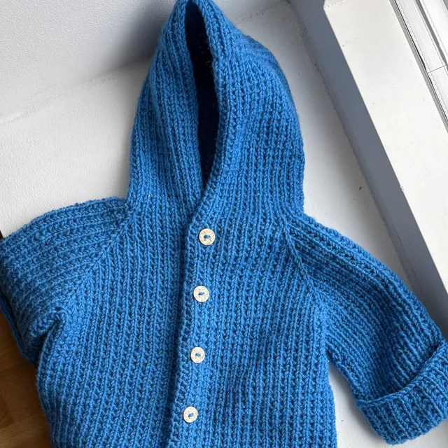 hobbii-anleitungen-easy-sleepy-suit-baby-overall-strickanleitung image 1