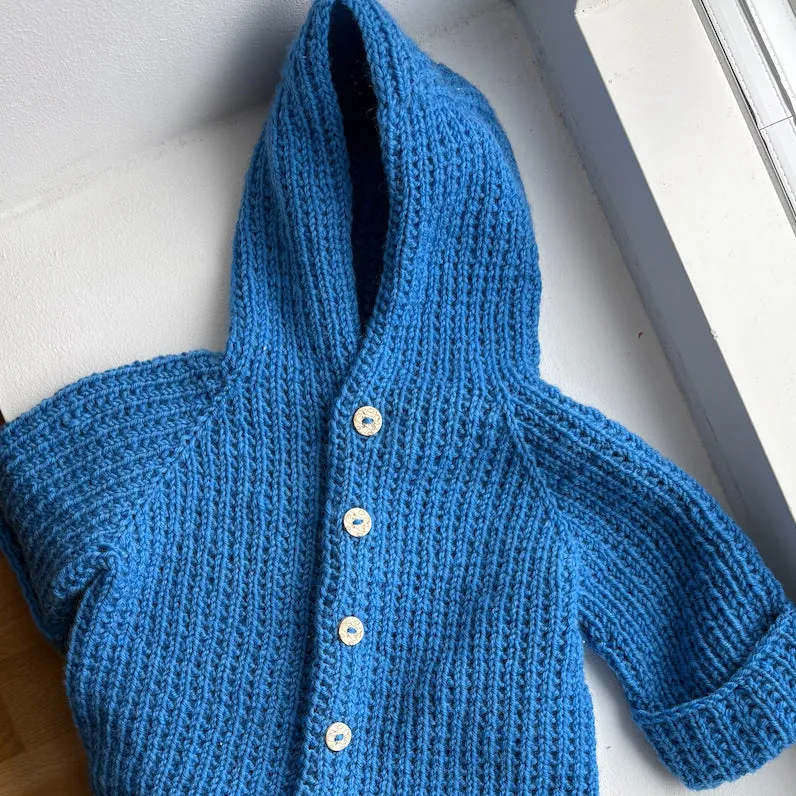 hobbii-anleitungen-easy-sleepy-suit-baby-overall-strickanleitung image 1