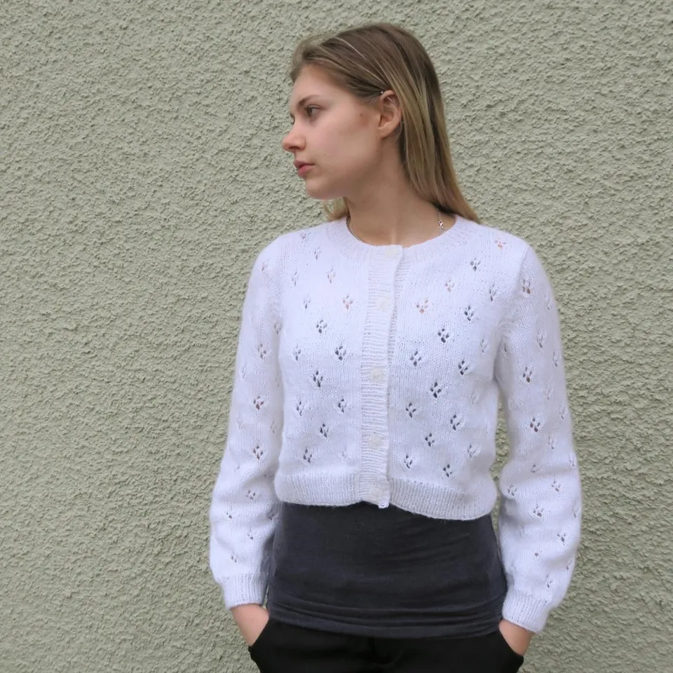 hobbii-anleitungen-olivia-strickanleitung-cardigan-xs-lochmuster image 1
