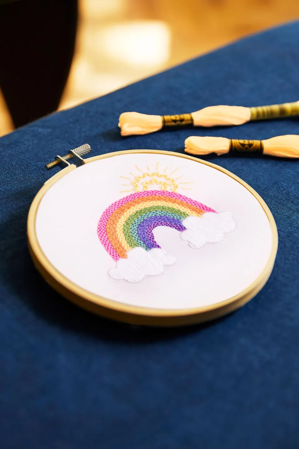 dmc-ber-dem-regenbogen-stickset-davis-einfach image 1