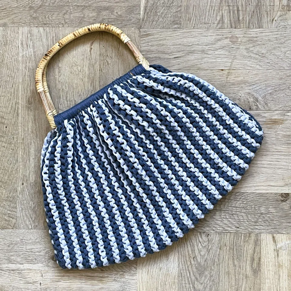 hobbii-sapphire-tasche-strickanleitung-one-size-streifen image 1