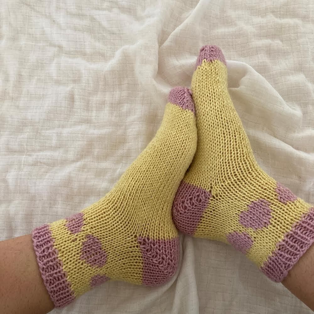 hobbii-anleitungen-ilu-socks-socken-strickanleitung-38-39-pdf-herz image 1