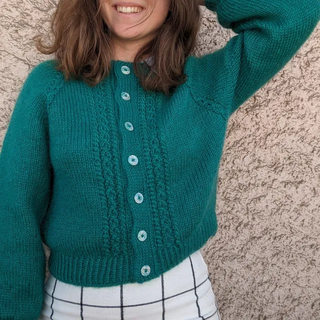 hobbii-festi-strickjacke-anleitung-xs-pdf-mit-spitze image 1