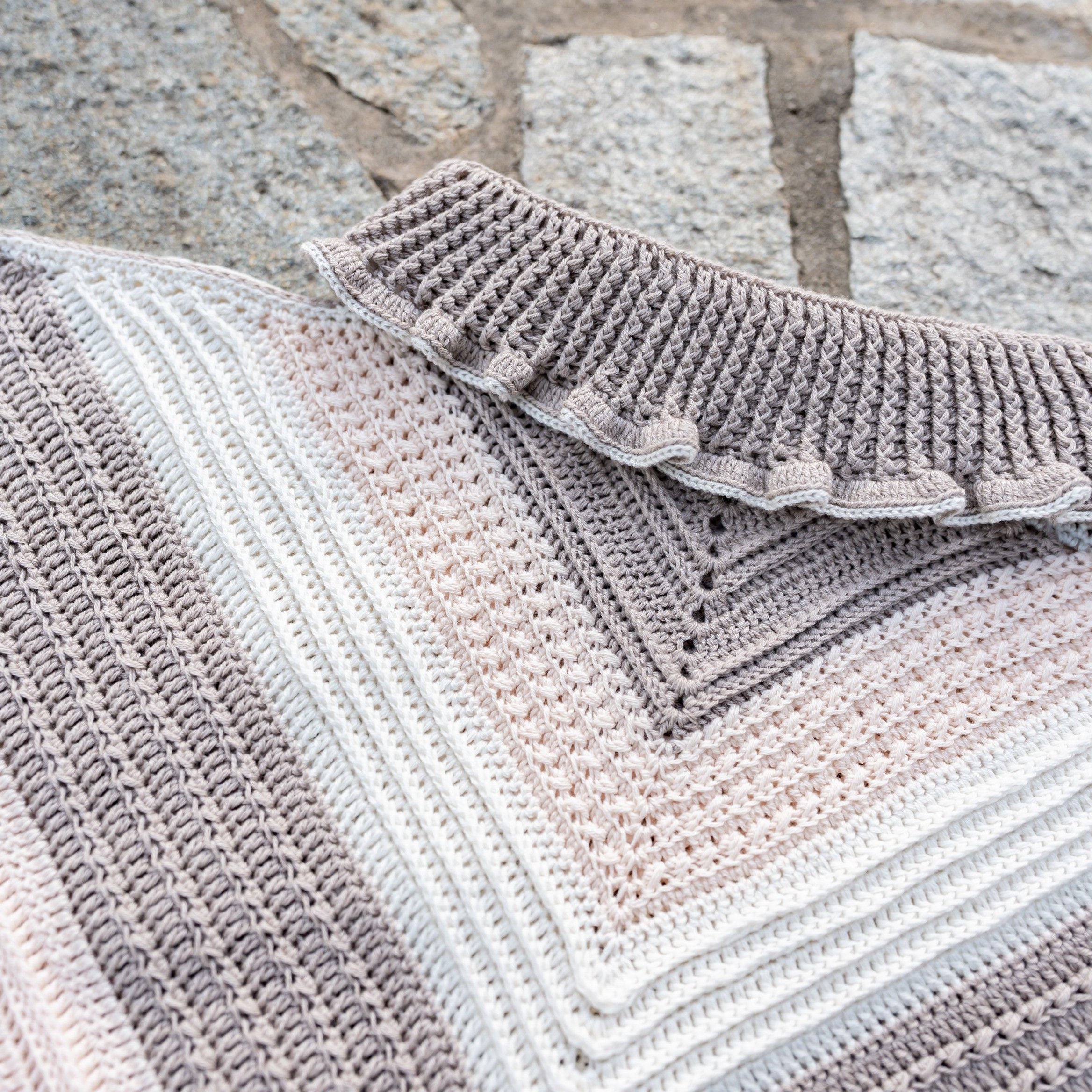 hobbii-ophelia-poncho-h-kelanleitung-one-size-farbverlauf image 7