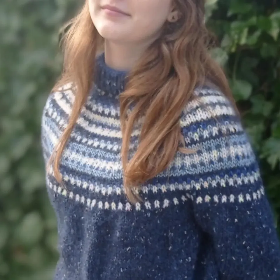 hobbii-anleitungen-blue-monday-pullover-strickanleitung-xs-3xl image 1