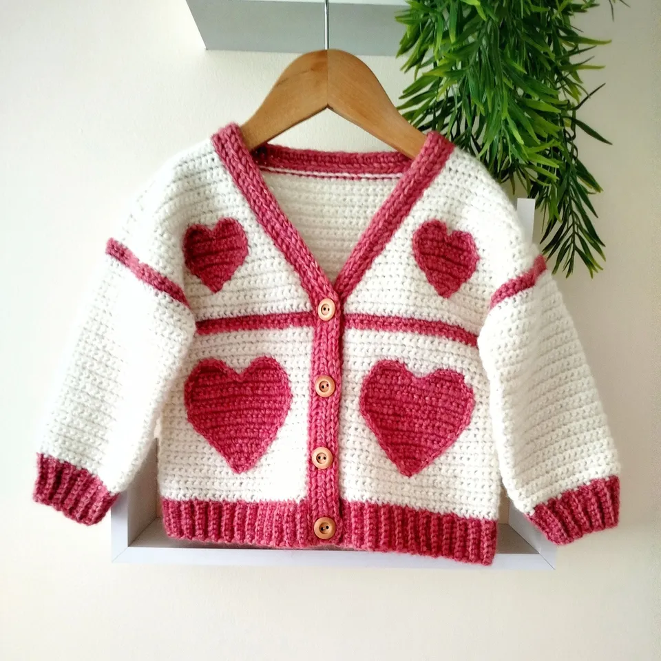hobbii-anleitungen-sweet-heart-strickanleitung-kinder-cardigan image 1