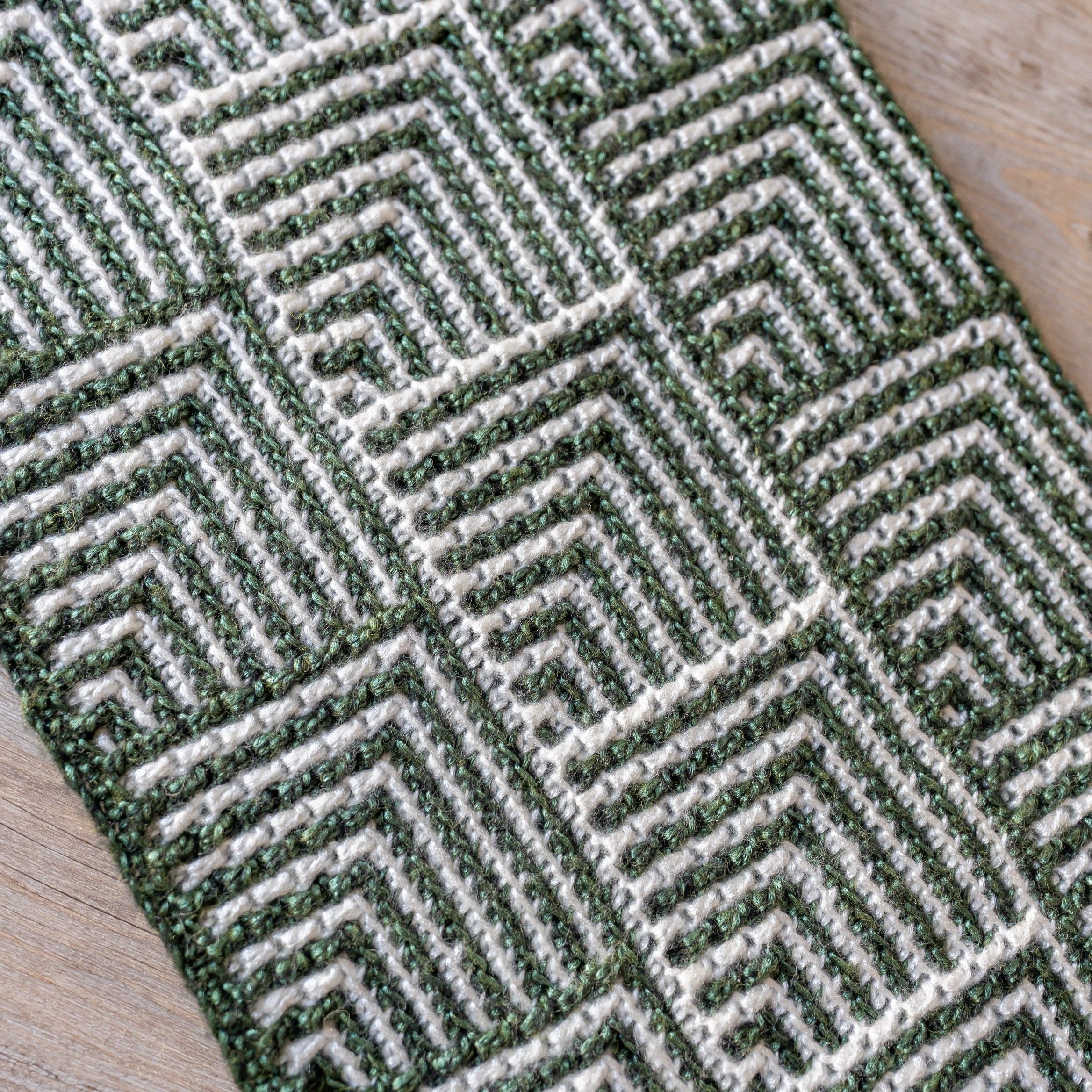 hobbii-spellbound-h-kelanleitung-schal-35x295-mosaik image 7