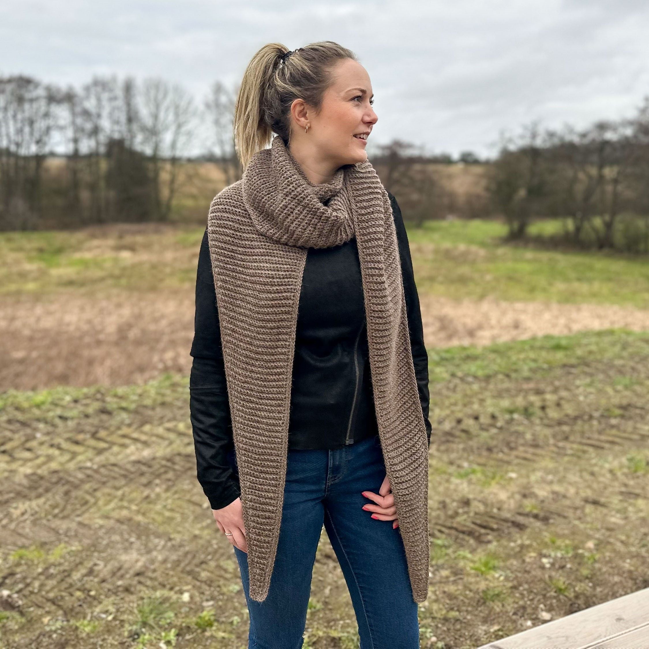 hobbii-simple-big-scarf-schal-strickanleitung-kuschelig image 2
