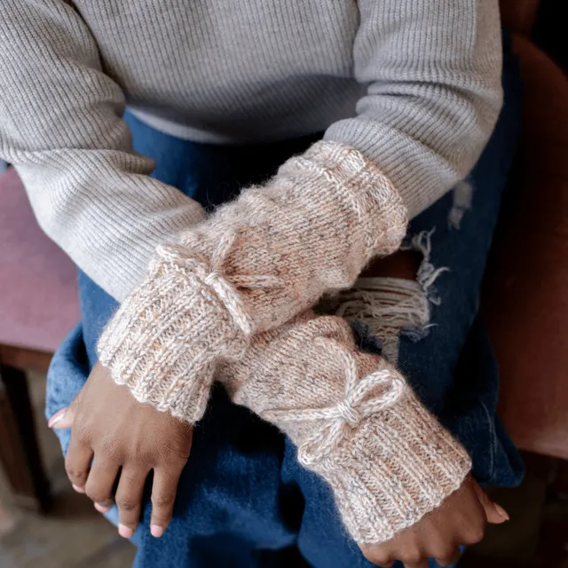 hobbii-anleitungen-willow-handschuhe-strickanleitung-fingerlos-mohair image 1