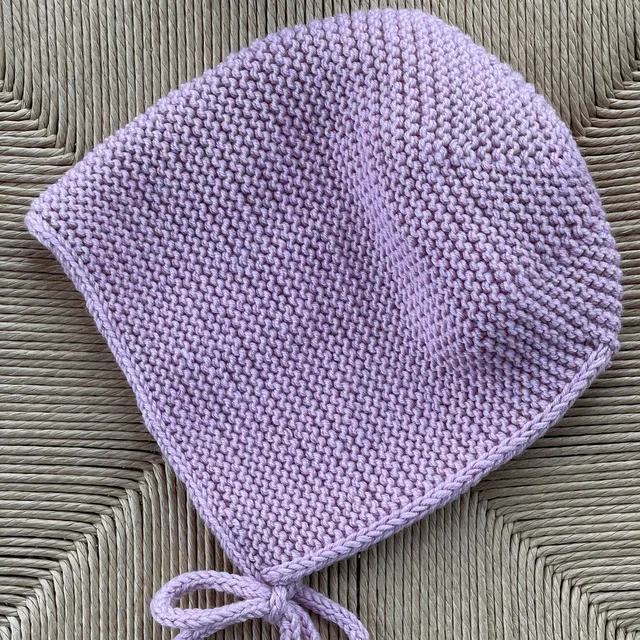 hobbii-anleitungen-ultra-easy-bonnet-strickanleitung-babym-tze-0-2-monate image 1