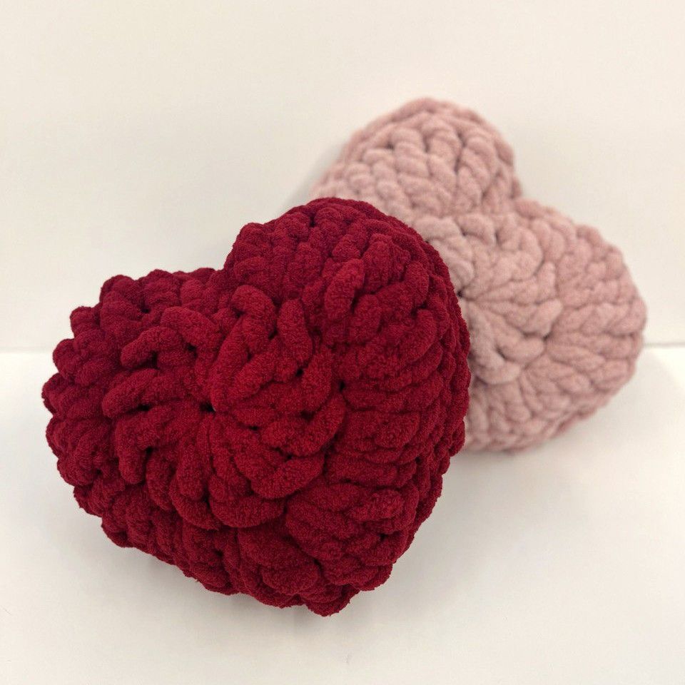 hobbii-anleitungen-love-pillow-kissen-rotes-herz-jumbo-garn image 1