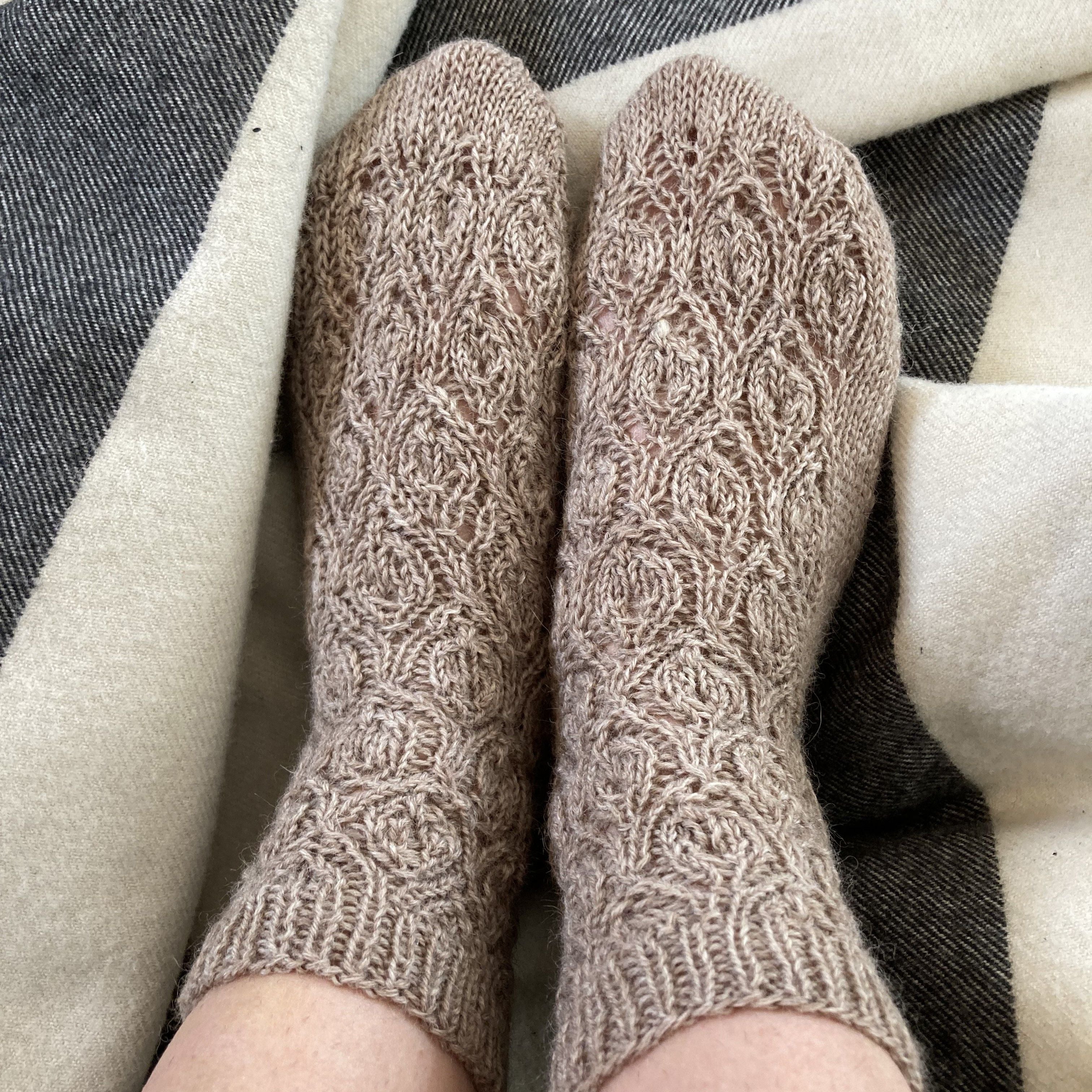 hobbii-autumn-leaves-socks-socken-anleitung-eu-38-39 image 3