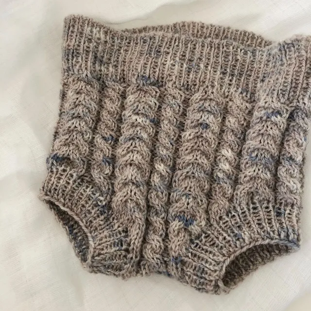 hobbii-anleitungen-fletnumse-strickanleitung-windelhose-0-18-monate image 1