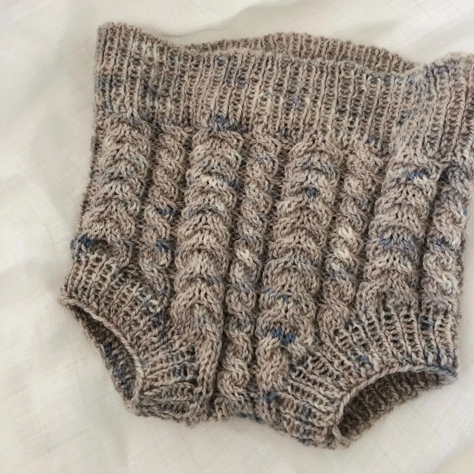 hobbii-anleitungen-fletnumse-strickanleitung-windelhose-0-18-monate image 1