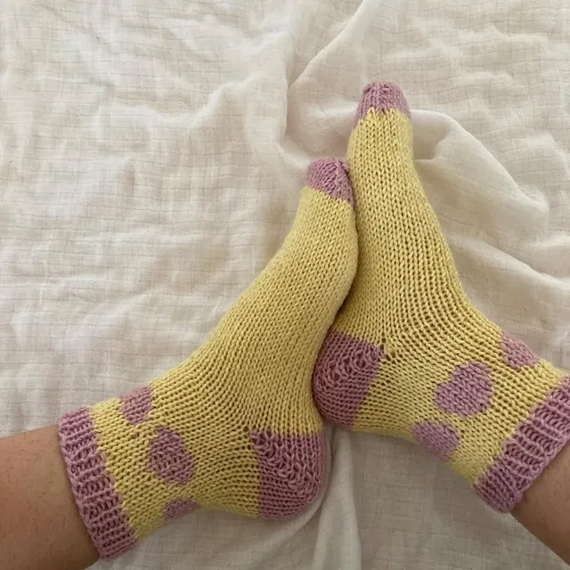 hobbii-anleitungen-ilu-socks-socken-strickanleitung-38-39-pdf-herz image 1