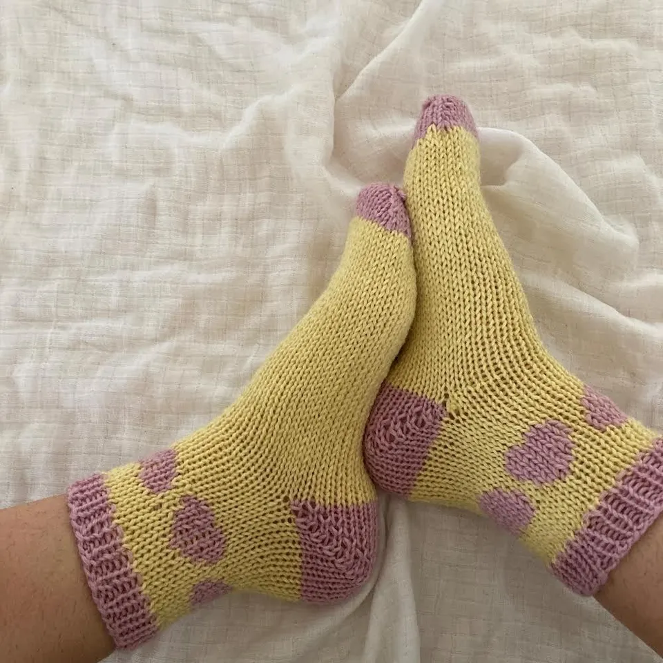 hobbii-anleitungen-ilu-socks-socken-strickanleitung-38-39-pdf-herz image 1