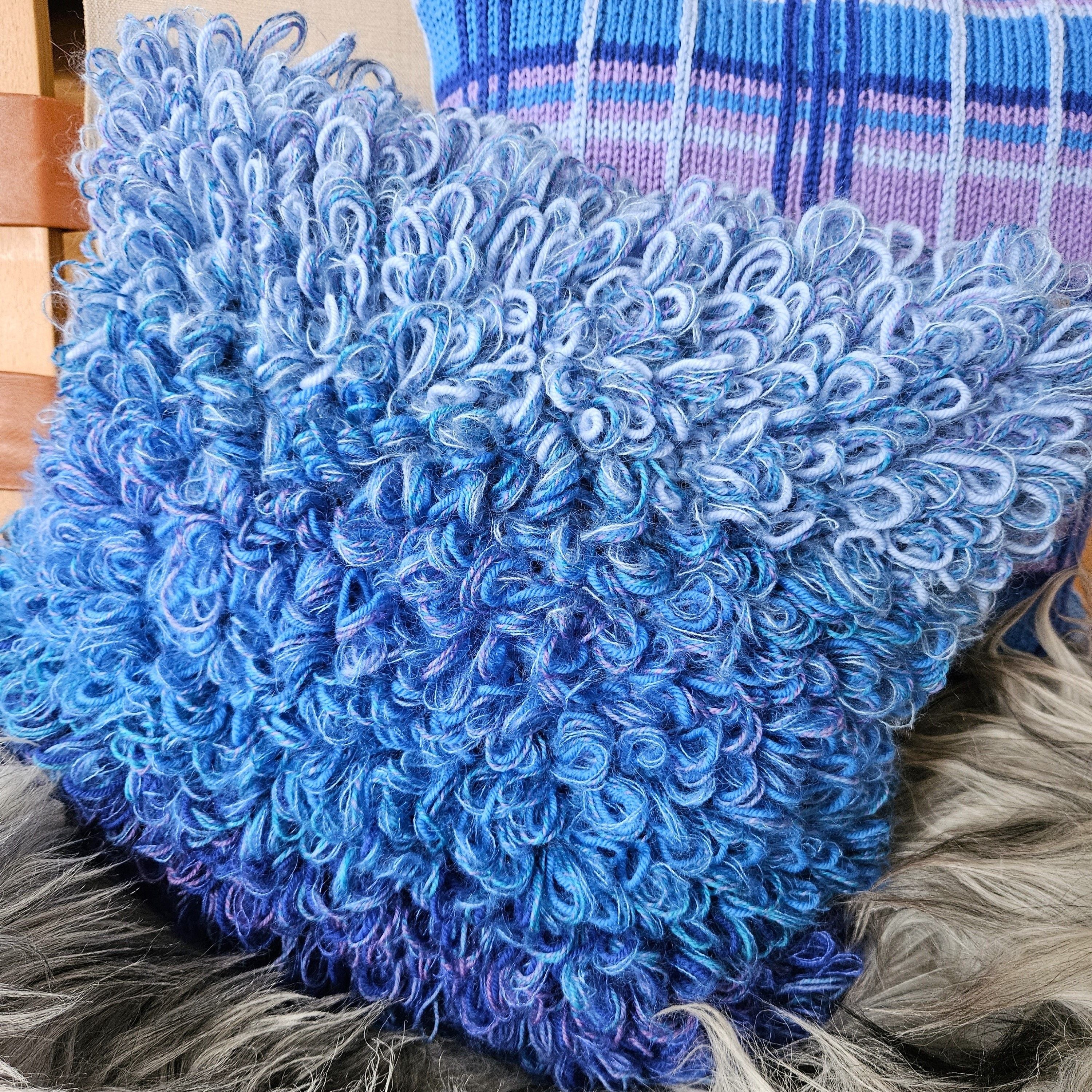 hobbii-beatrice-kissen-strickanleitung-42x42-cm-schlaufen image 2