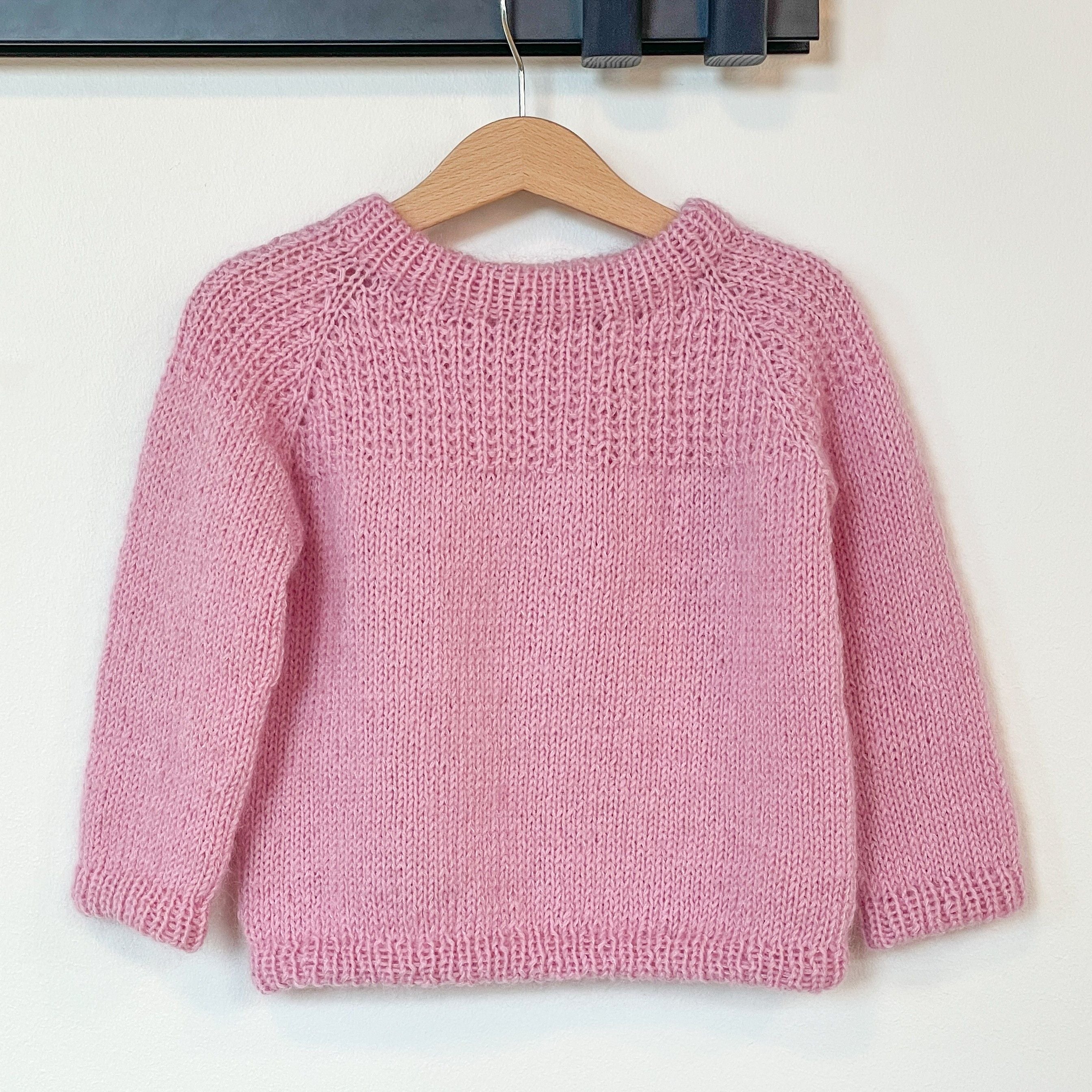 hobbii-leonora-kinderpullover-strickanleitung-gr-6-jahre image 1