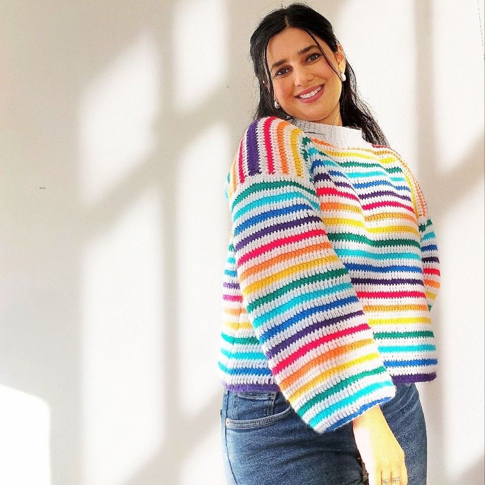 hobbii-anleitungen-rainbow-pullover-strickanleitung-xs-xxl-bunt image 1