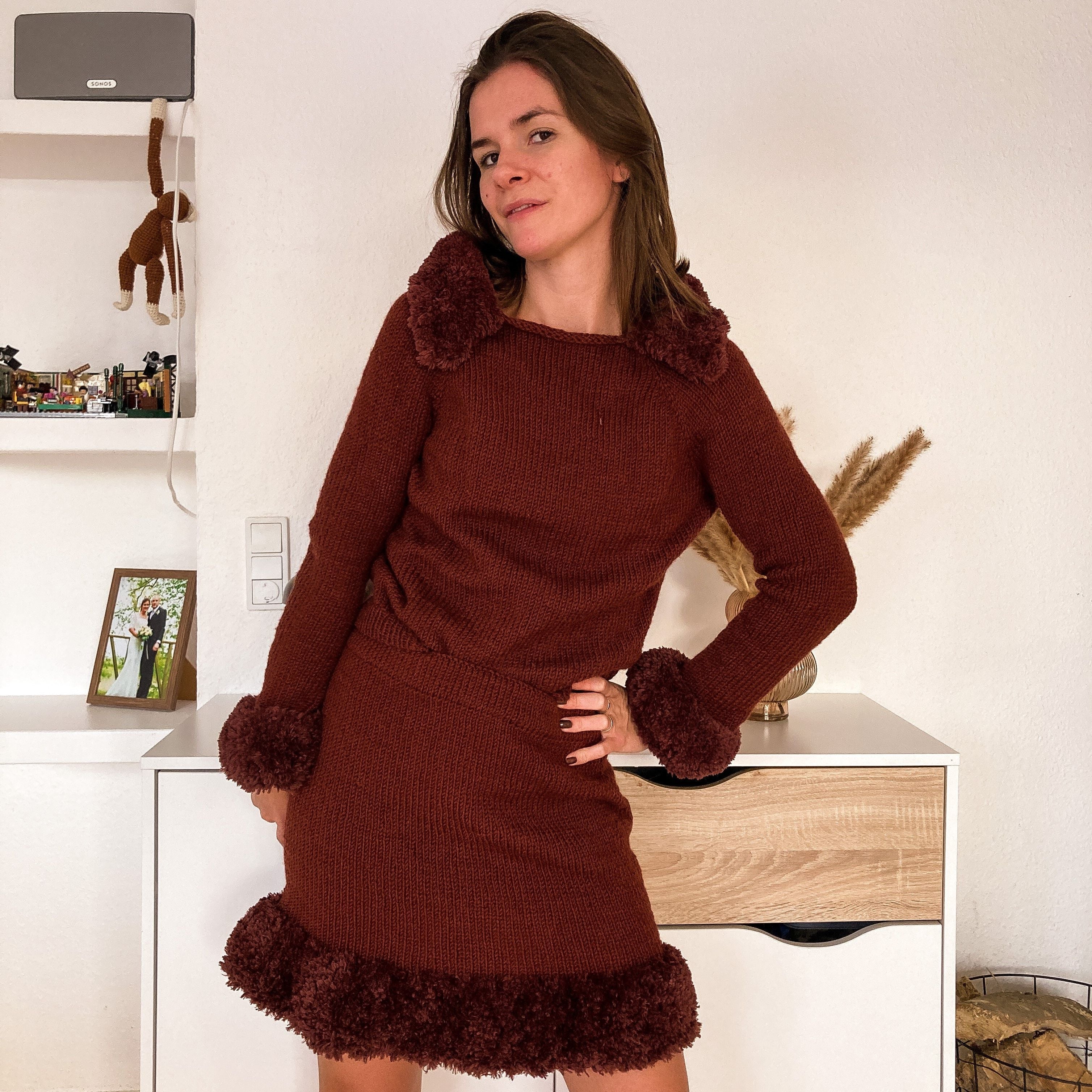 hobbii-anleitungen-furry-friend-skirt-strickanleitung-rock-pelzbesatz image 2
