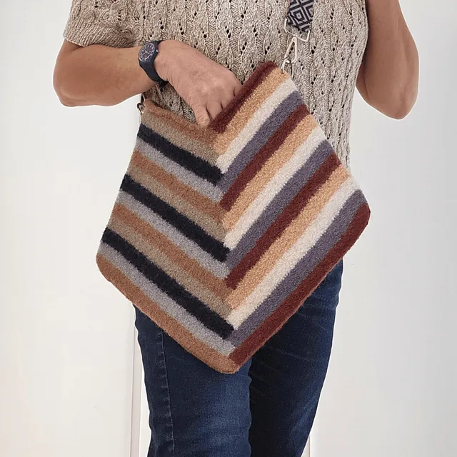 hobbii-anleitungen-layer-on-layer-tasche-strickanleitung-filz image 1