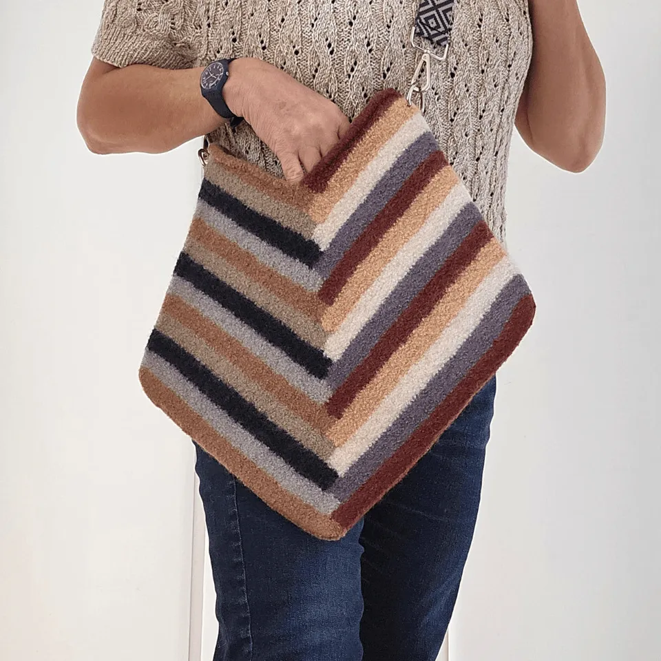 hobbii-anleitungen-layer-on-layer-tasche-strickanleitung-filz image 1