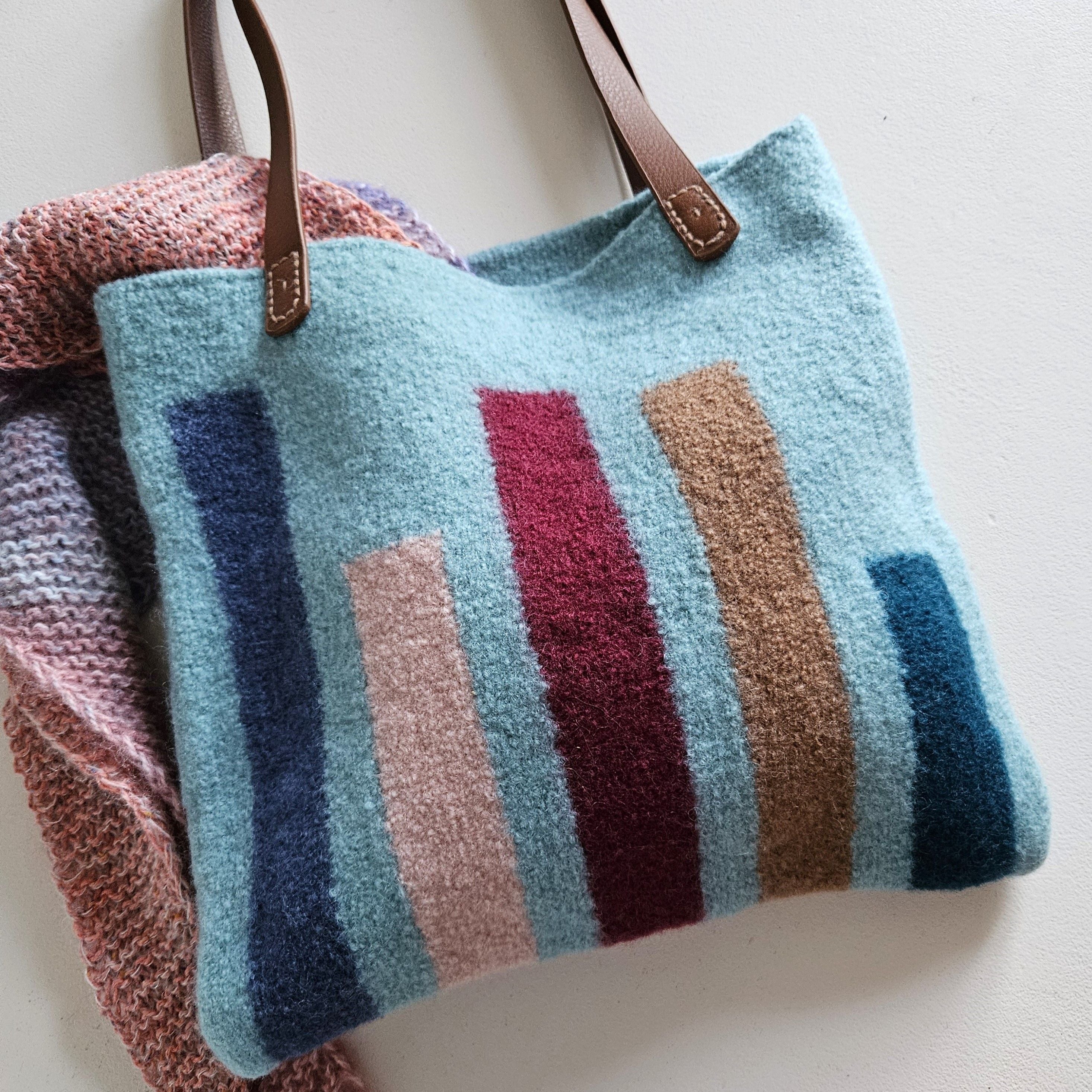 hobbii-anleitungen-nimm-mich-mit-tasche-strickanleitung-one-size image 1