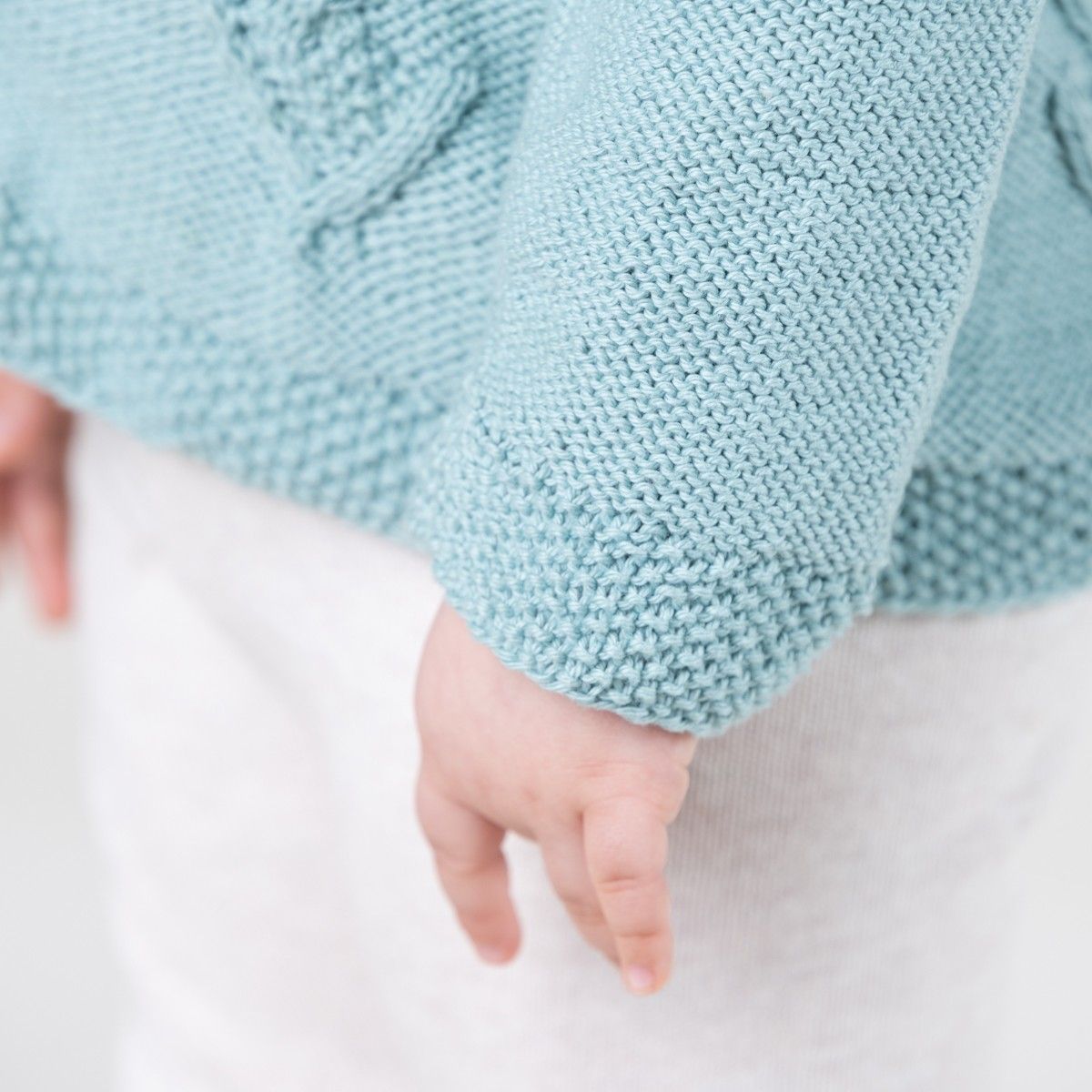 hobbii-anleitungen-sam-suss-kindercardigan-strickanleitung-zopf-12-m image 6