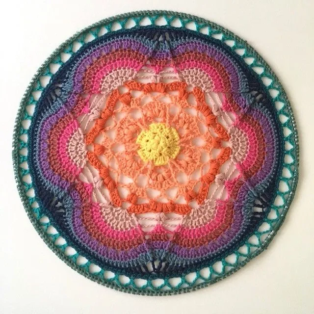 hobbii-anleitungen-bright-star-h-kelanleitung-mandala image 1