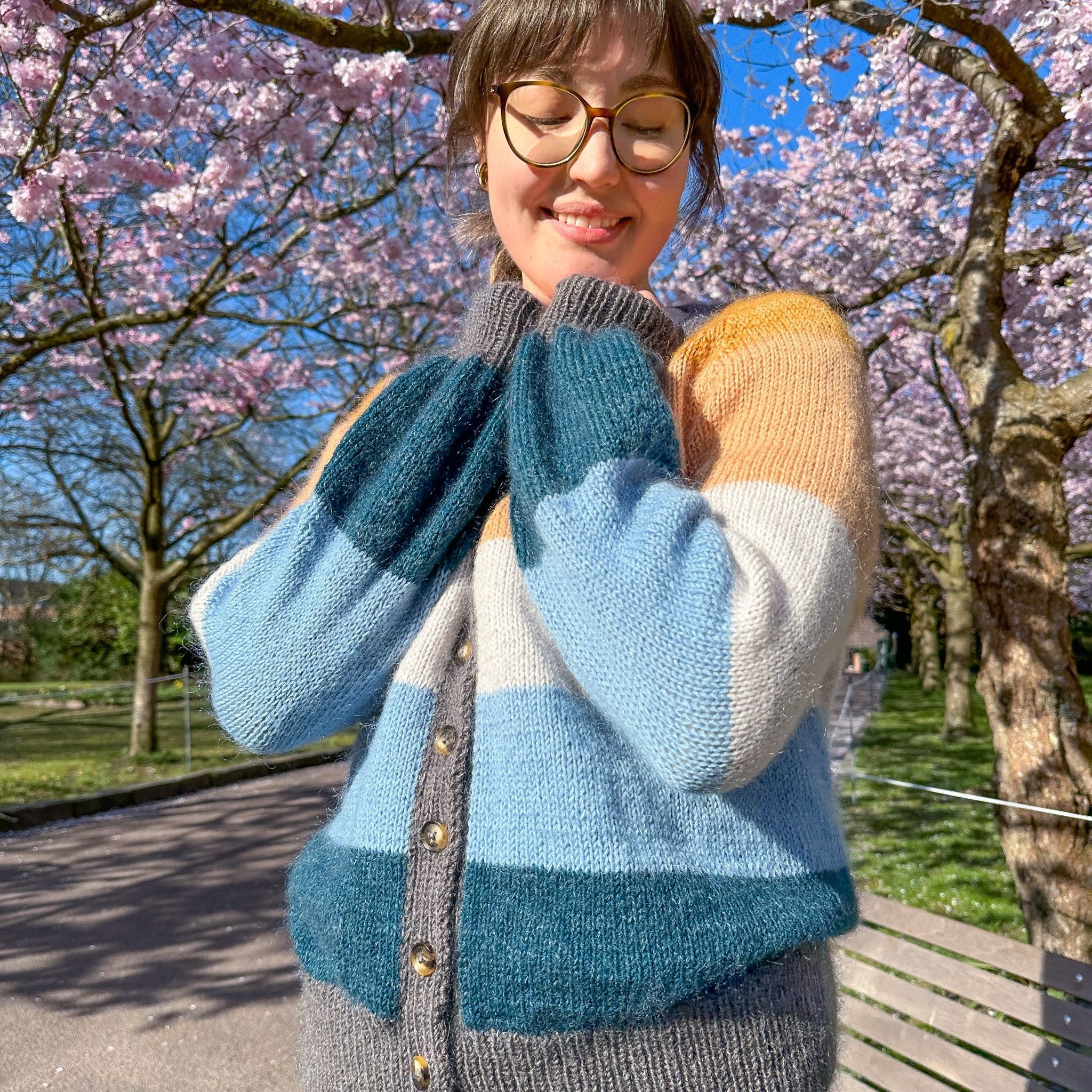 hobbii-anleitungen-brede-striber-kurzer-cardigan-strickanleitung-pdf-m-streifen image 2