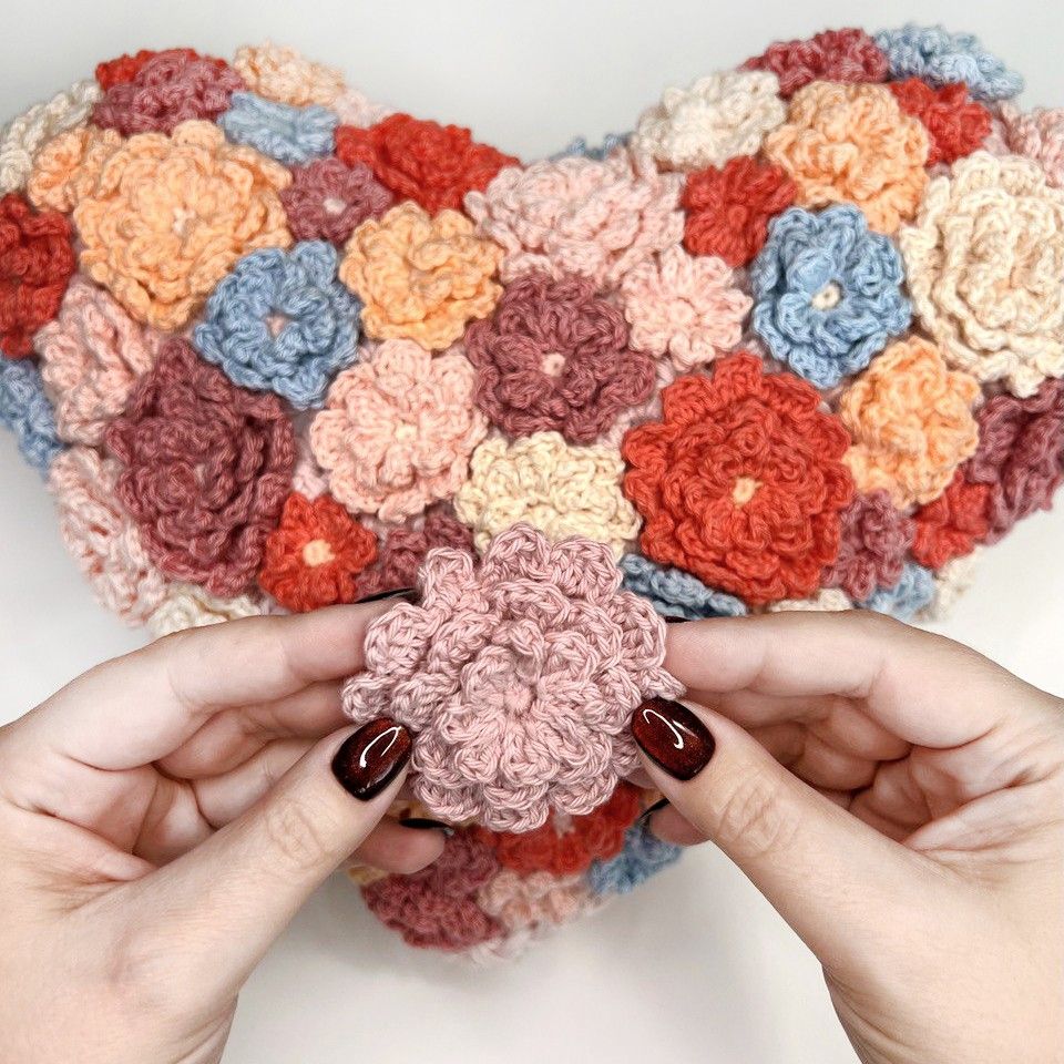 hobbii-blooming-heart-h-kelanleitung-herzkissen-bl-ten image 2