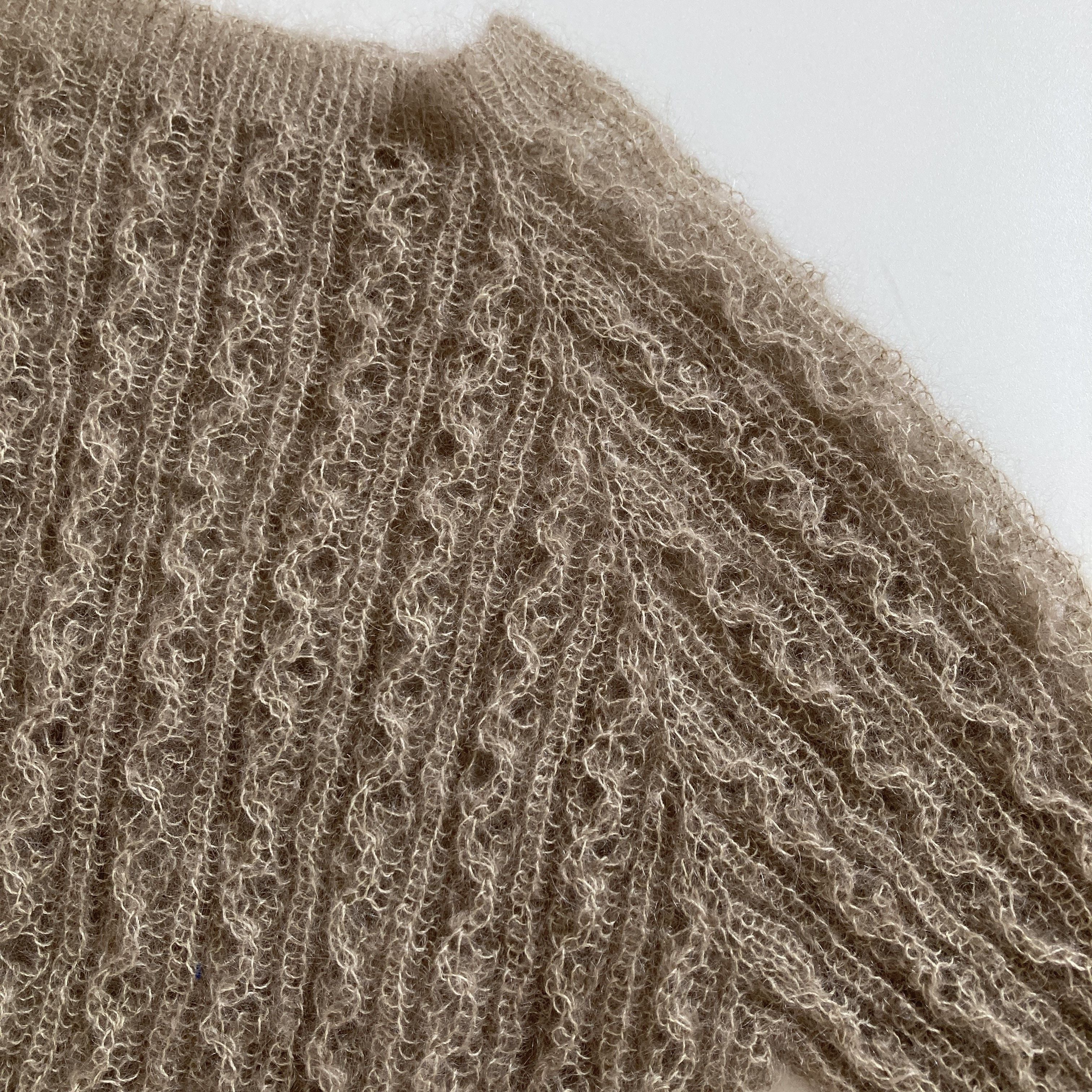 hobbii-golden-harvest-kurzarm-pullover-strickanleitung-loch image 5