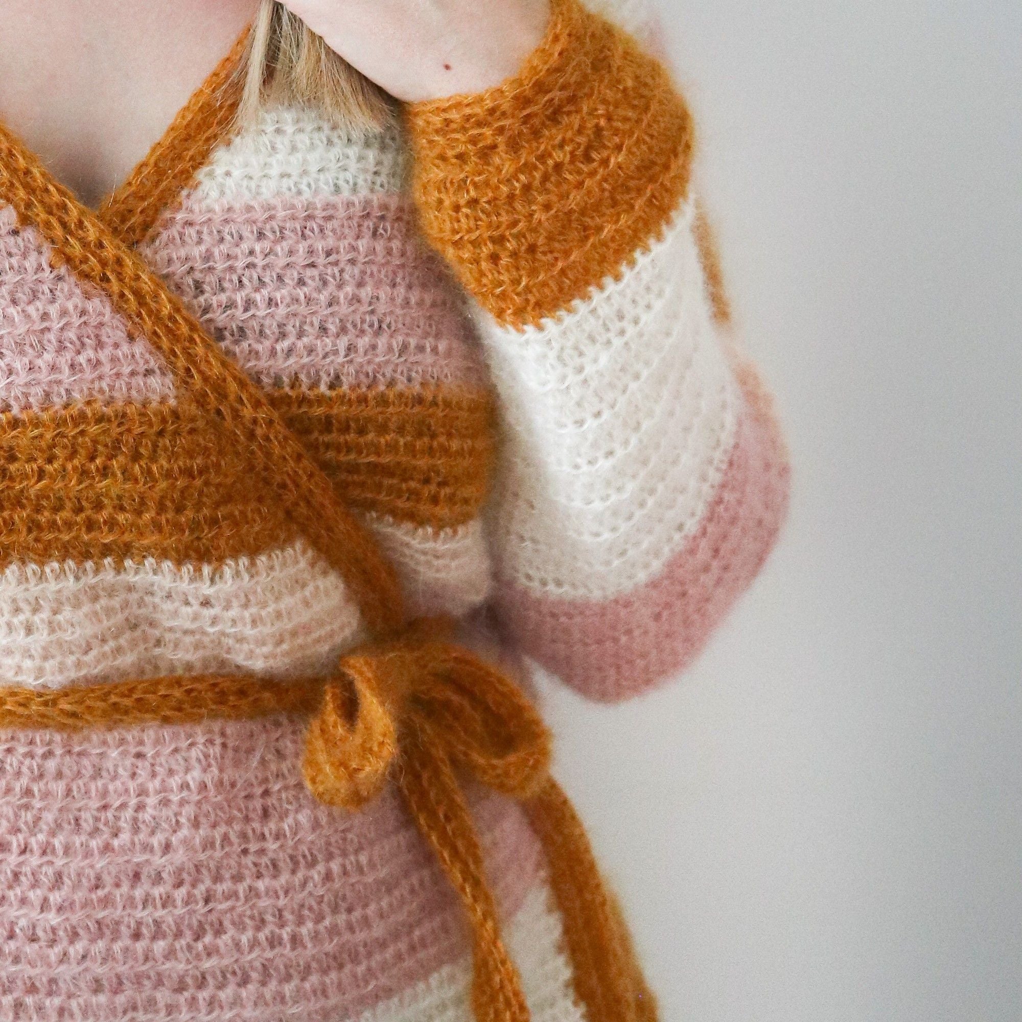 hobbii-anleitungen-cherry-blossom-wickeljacke-strickanleitung image 4