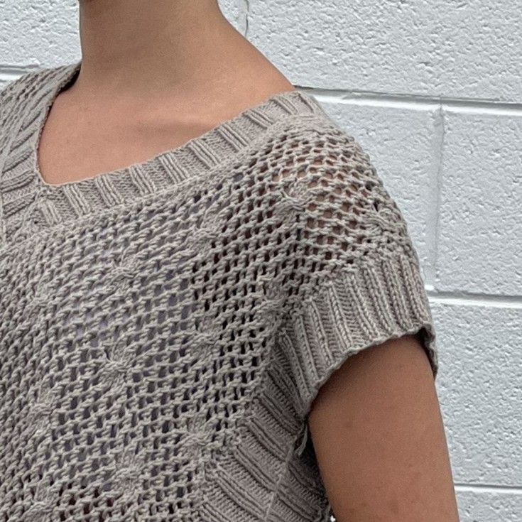 hobbii-anleitungen-sunshine-top-strickanleitung-xs-xxl-zopfmuster image 3