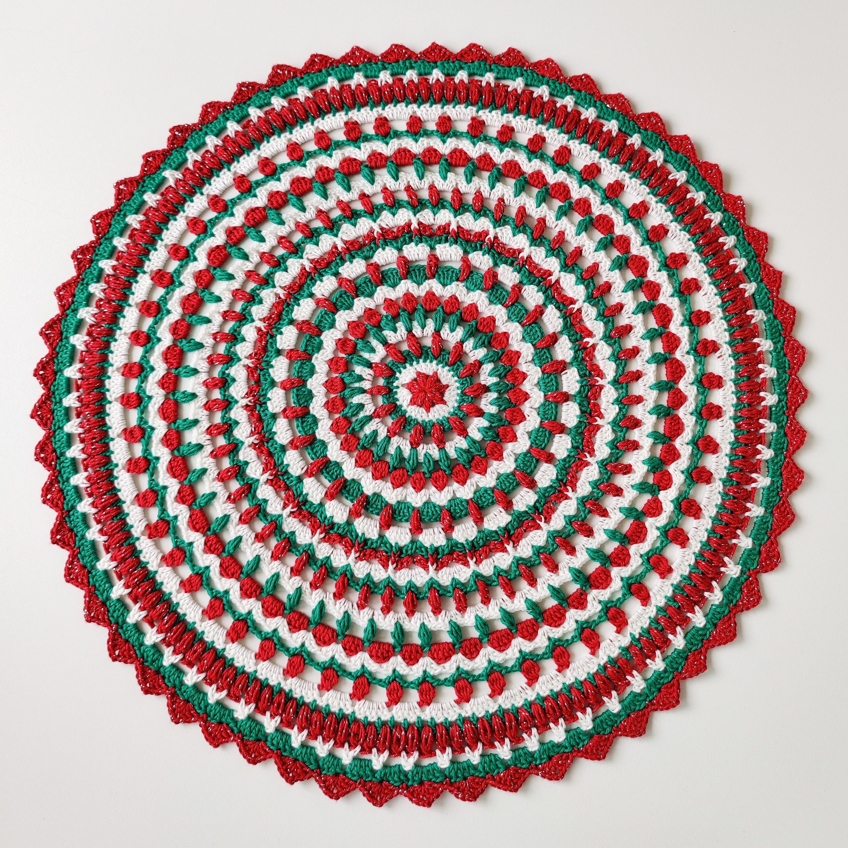 hobbii-holly-jolly-christmas-doily-h-kelanleitung-rund image 1