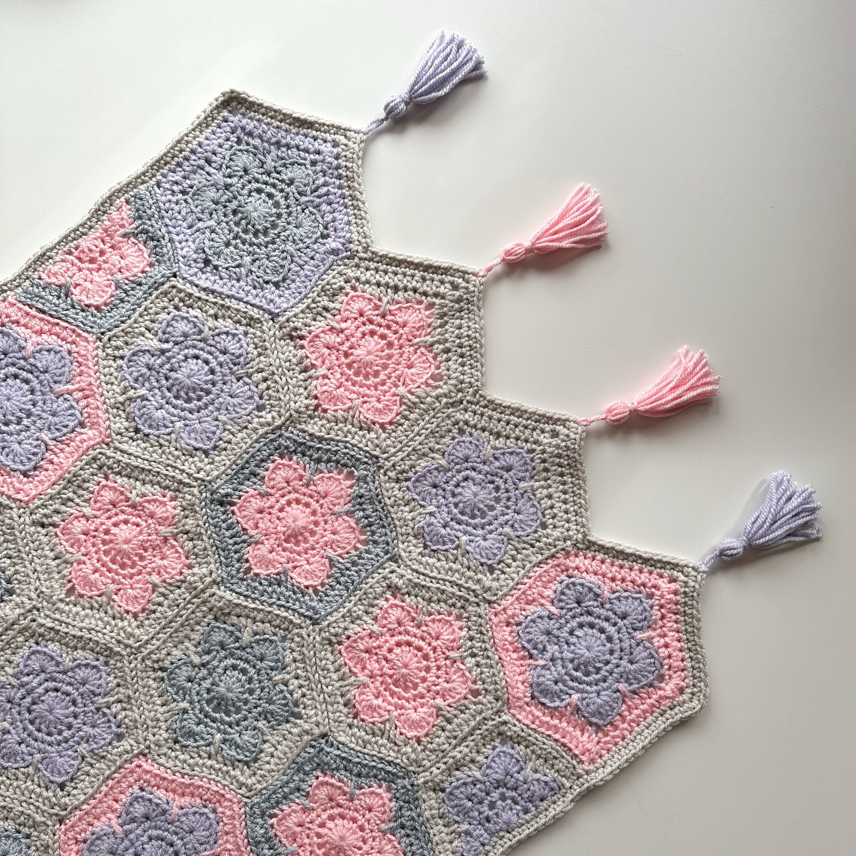 hobbii-anleitungen-cozy-hexi-flower-decke-h-kelanleitung image 3