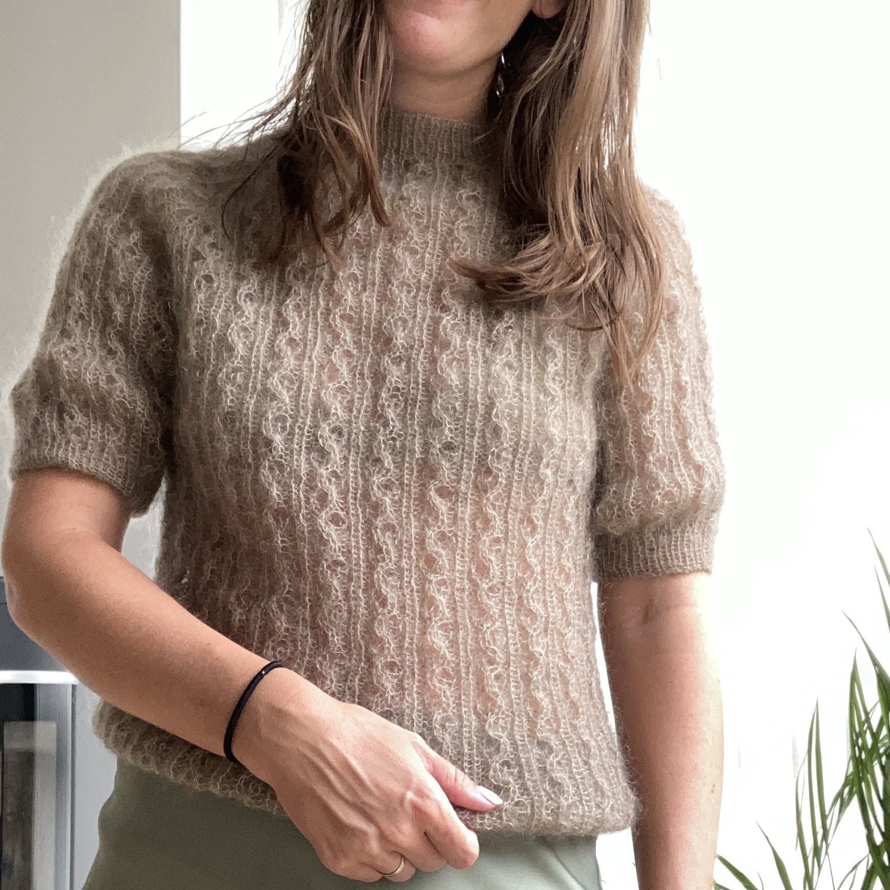 hobbii-golden-harvest-kurzarm-pullover-strickanleitung-loch image 2