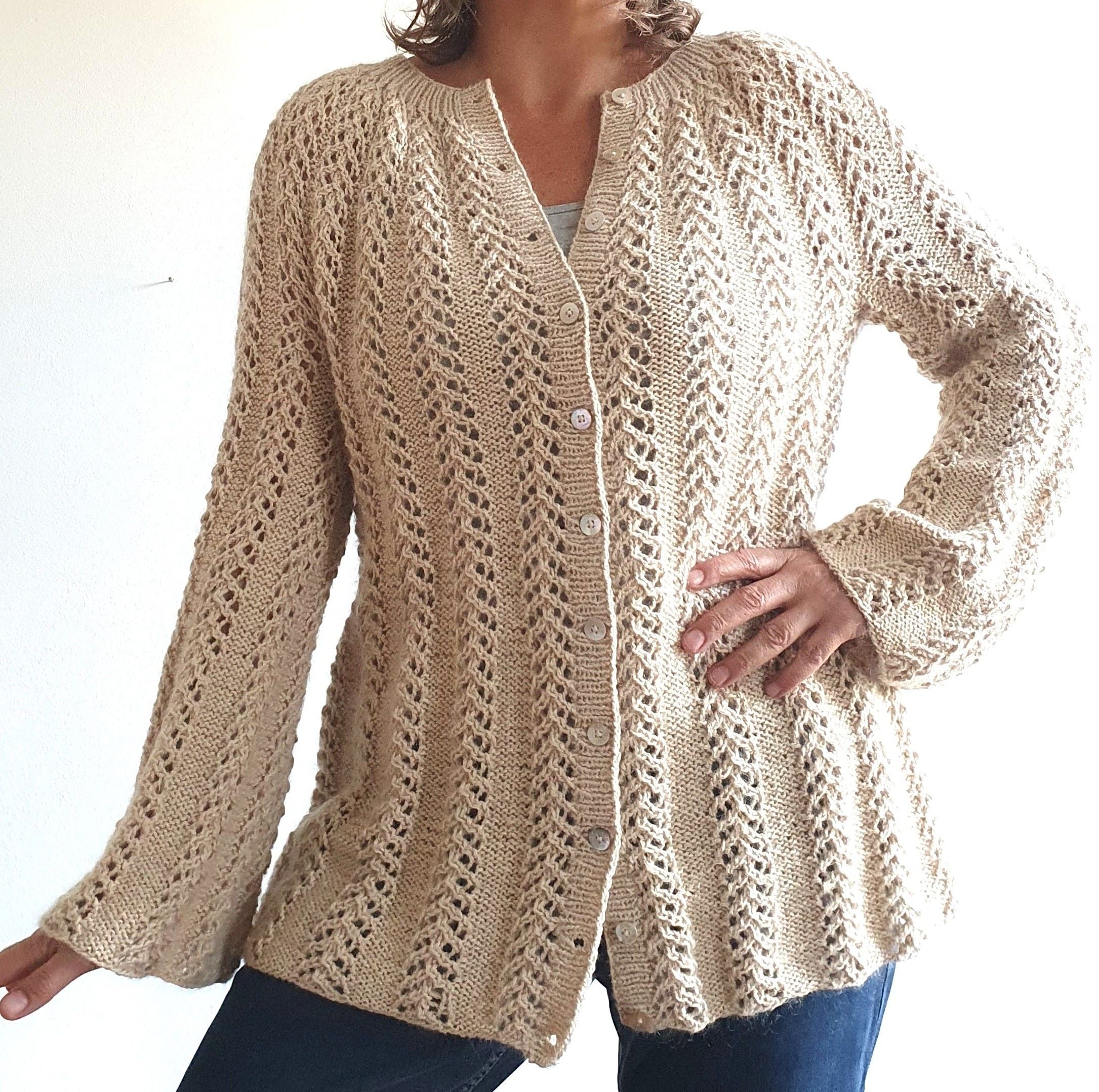 hobbii-anleitungen-japandy-cardigan-strickanleitung-pdf-lochmuster image 1