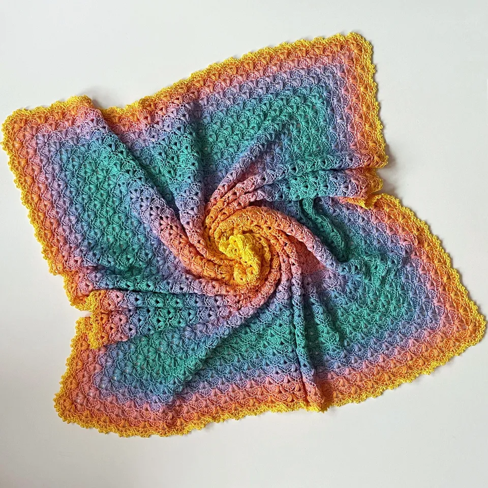 hobbii-anleitungen-aina-babydecke-strickanleitung-104x104-cm-pdf image 1