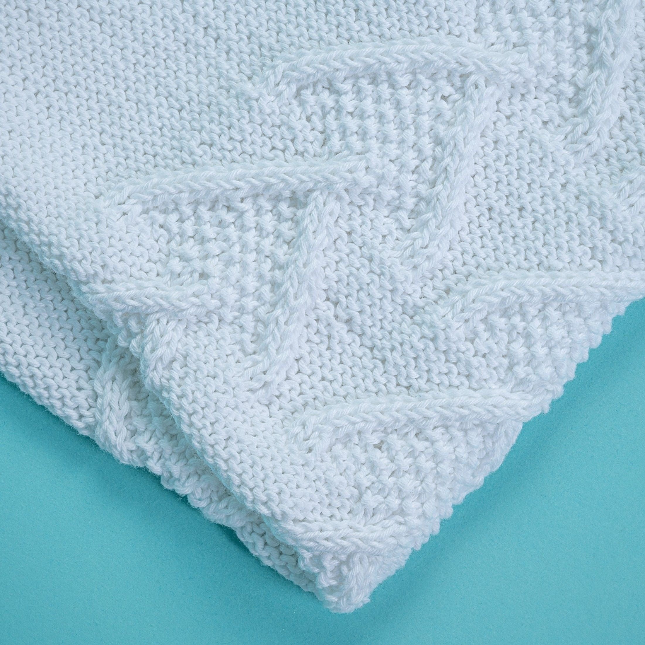 hobbii-sam-suss-babydecke-strickanleitung-65x85-zopfmuster image 3